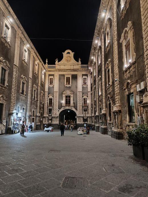 Апартаменты La Porta Di Mezzo Катания Экстерьер фото